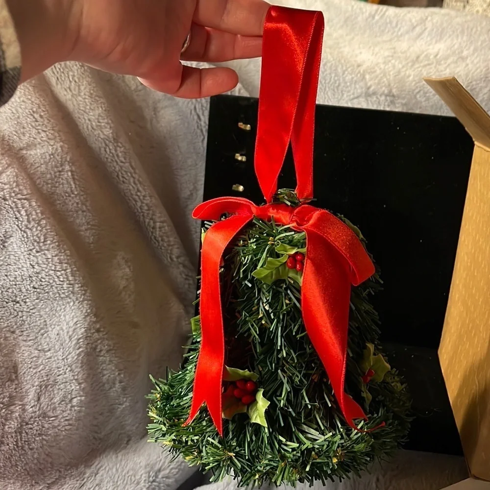 Avon Vintage “Merry Kissmas” Musical Bell NIB